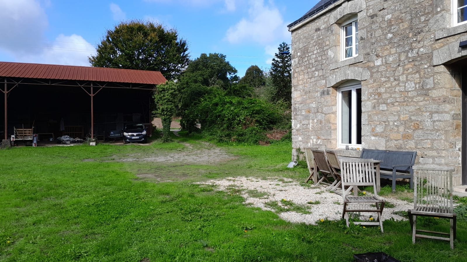 The gravel terrace in front of the longère