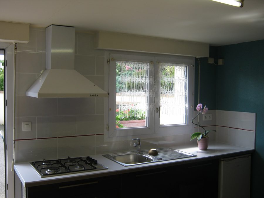 Kitchen fitted: units, tiling and hood