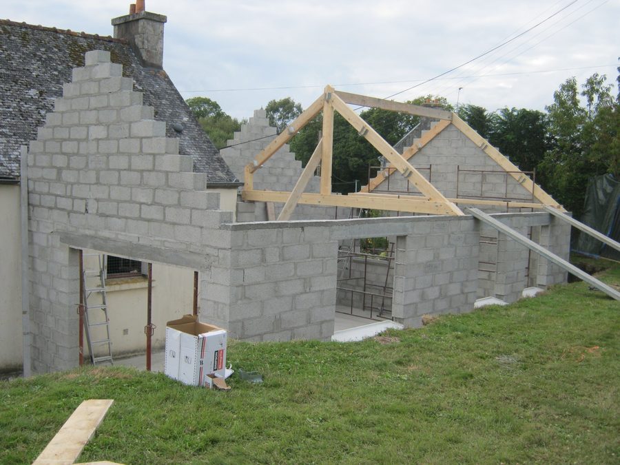 The same extension: roof trusses in place