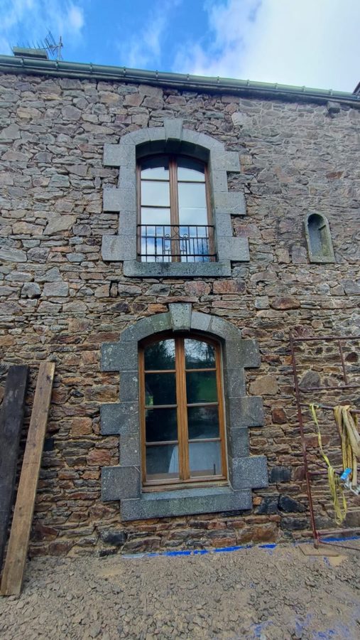 Repointing a stone facade