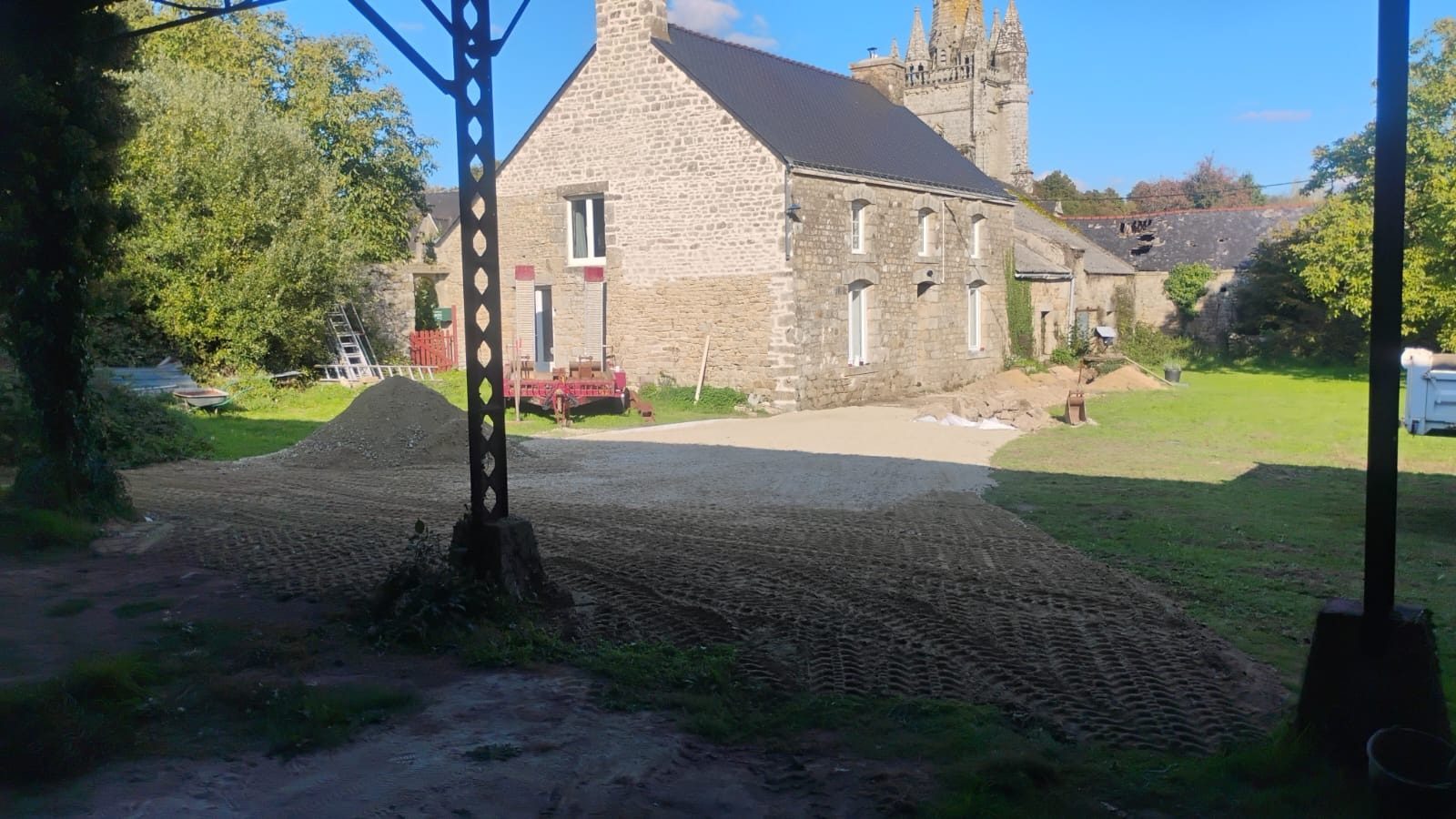 Longère courtyard: gravel being laid