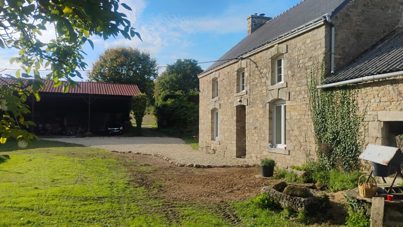 The same courtyard, finished: lawn and gravel