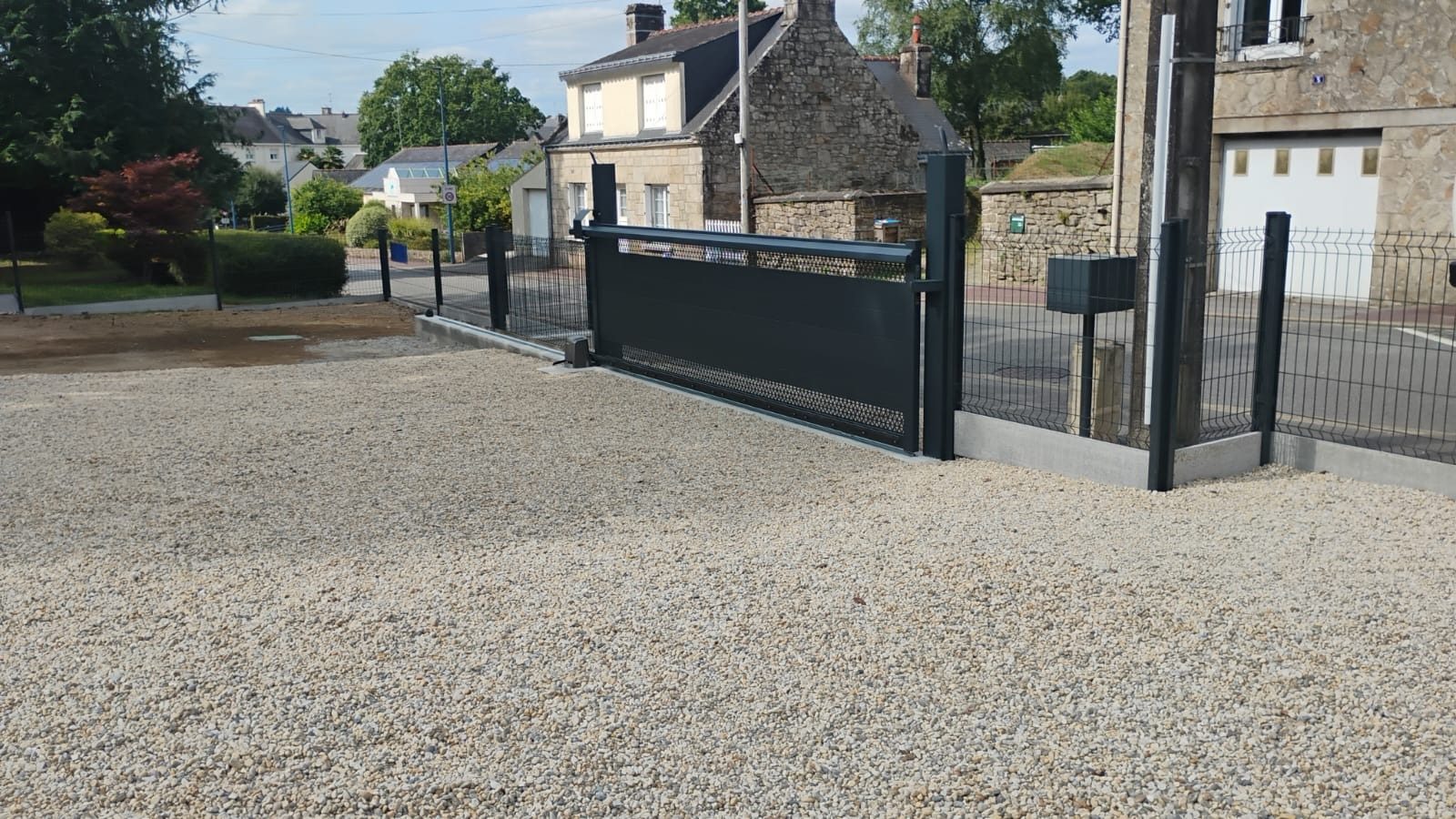 New-build house: gravel driveway, fencing and sliding gate all fitted