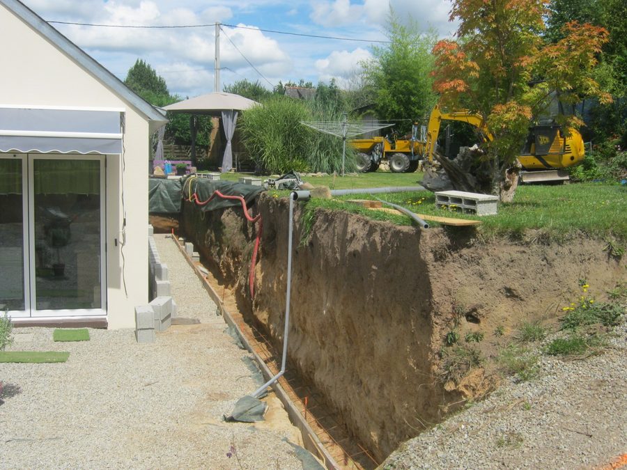 Retaining wall behind a house: the dig