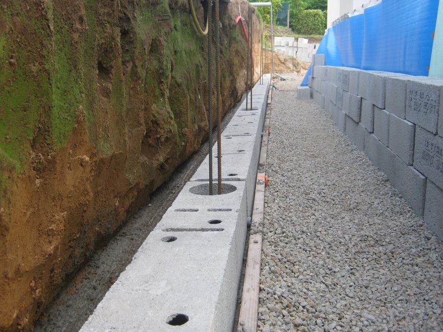 The block wall built, with its gravel drain