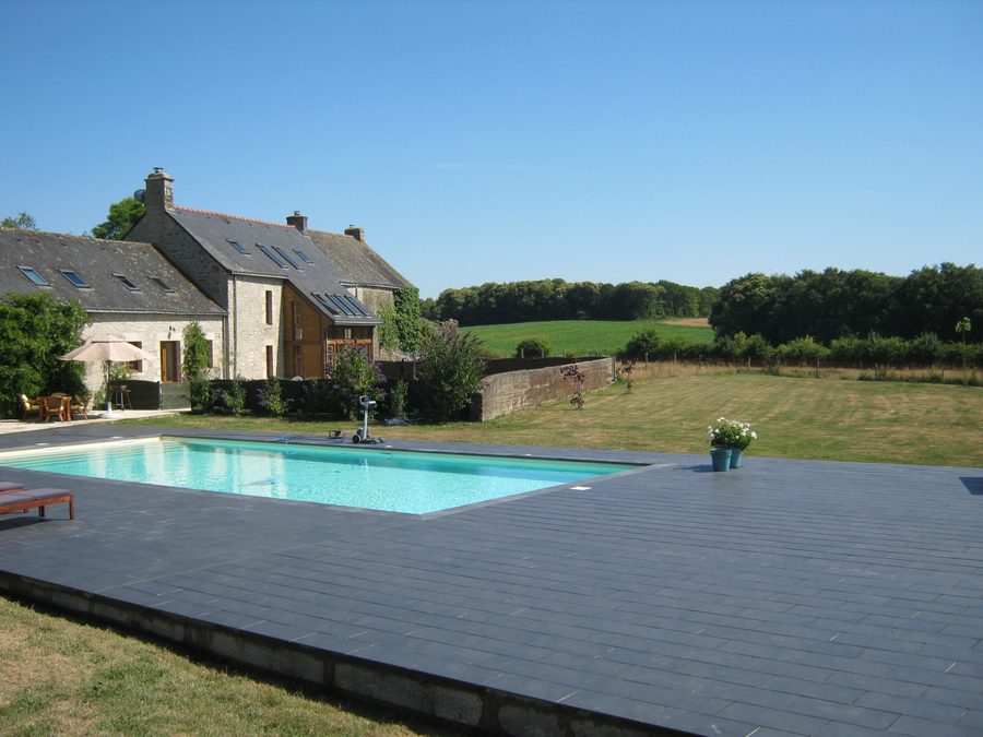 The same pool: slate-effect paving all round