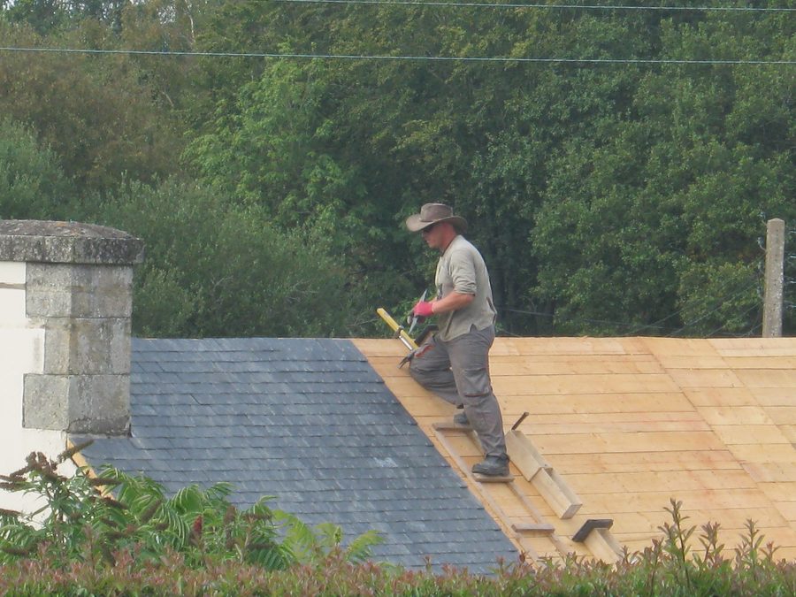 Slating a roof, slate by slate