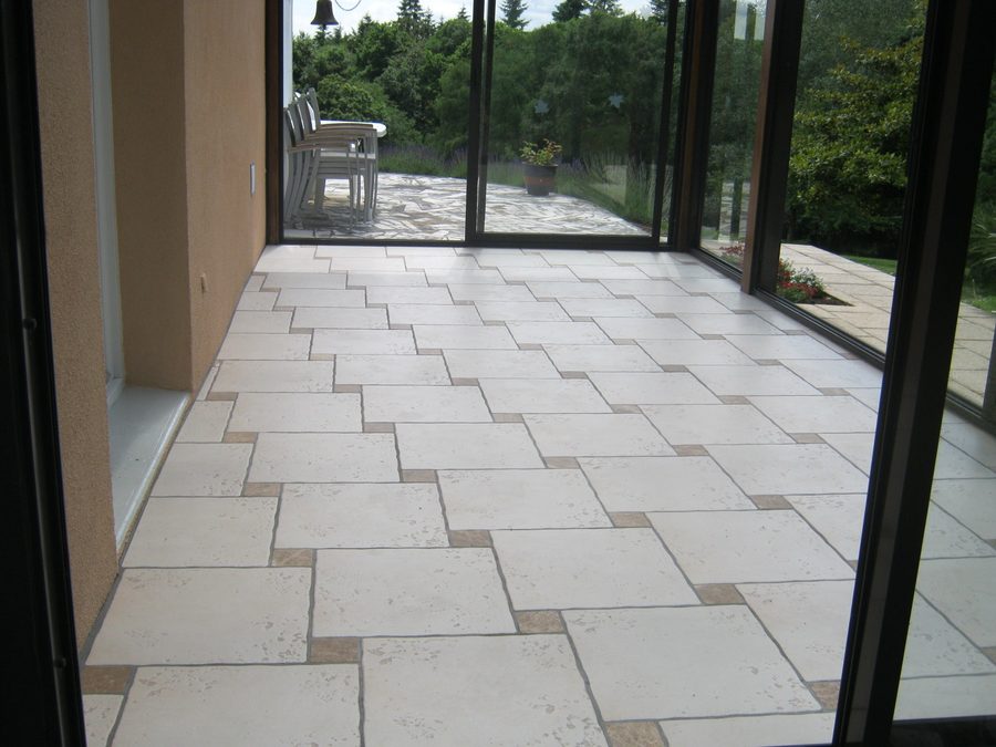 Veranda tiled, facing the pool